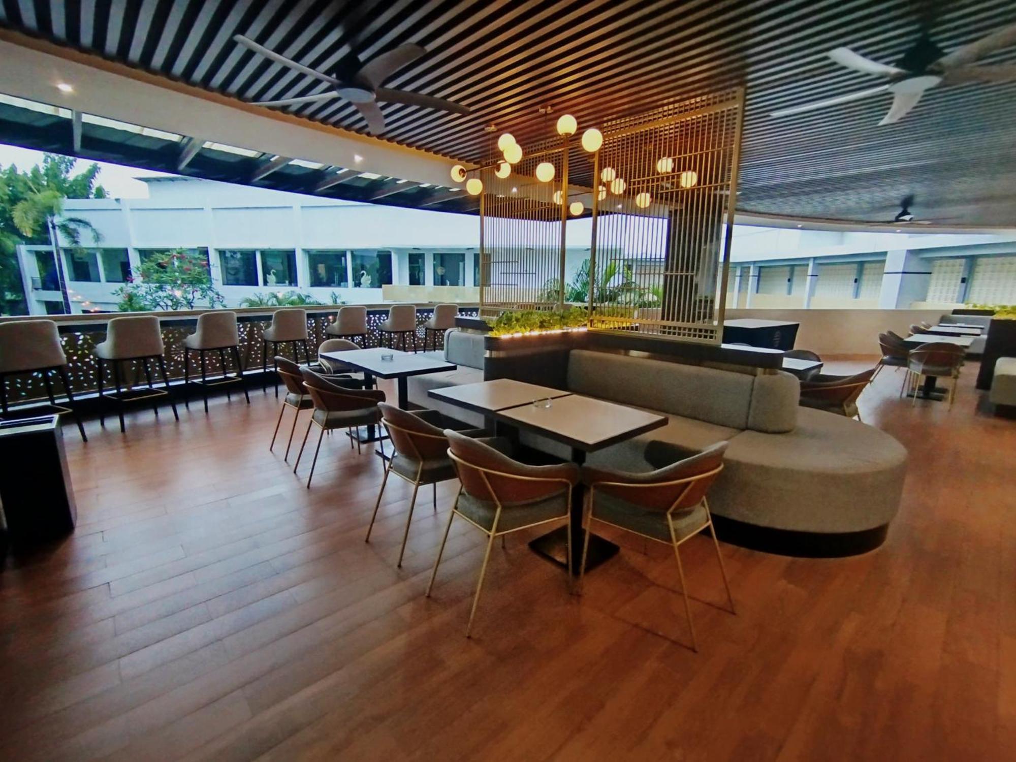 The Sun Hotel Sidoarjo Exterior foto